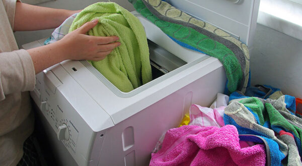mulher lavando roupas