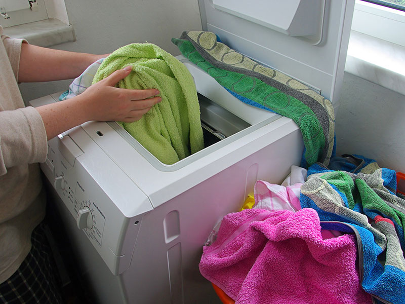 mulher lavando roupas