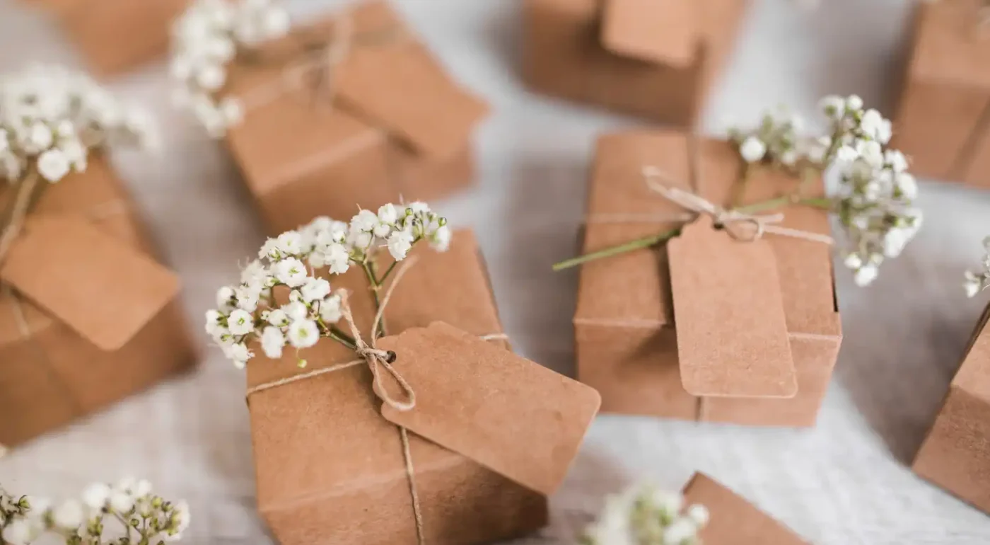 Lembrancinhas com estilo usando caixas personalizadas decoradas com pequenos ramos de flores brancas para encantar os convidados em festas e eventos.