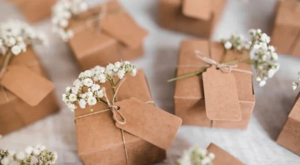 Lembrancinhas com estilo usando caixas personalizadas decoradas com pequenos ramos de flores brancas para encantar os convidados em festas e eventos.