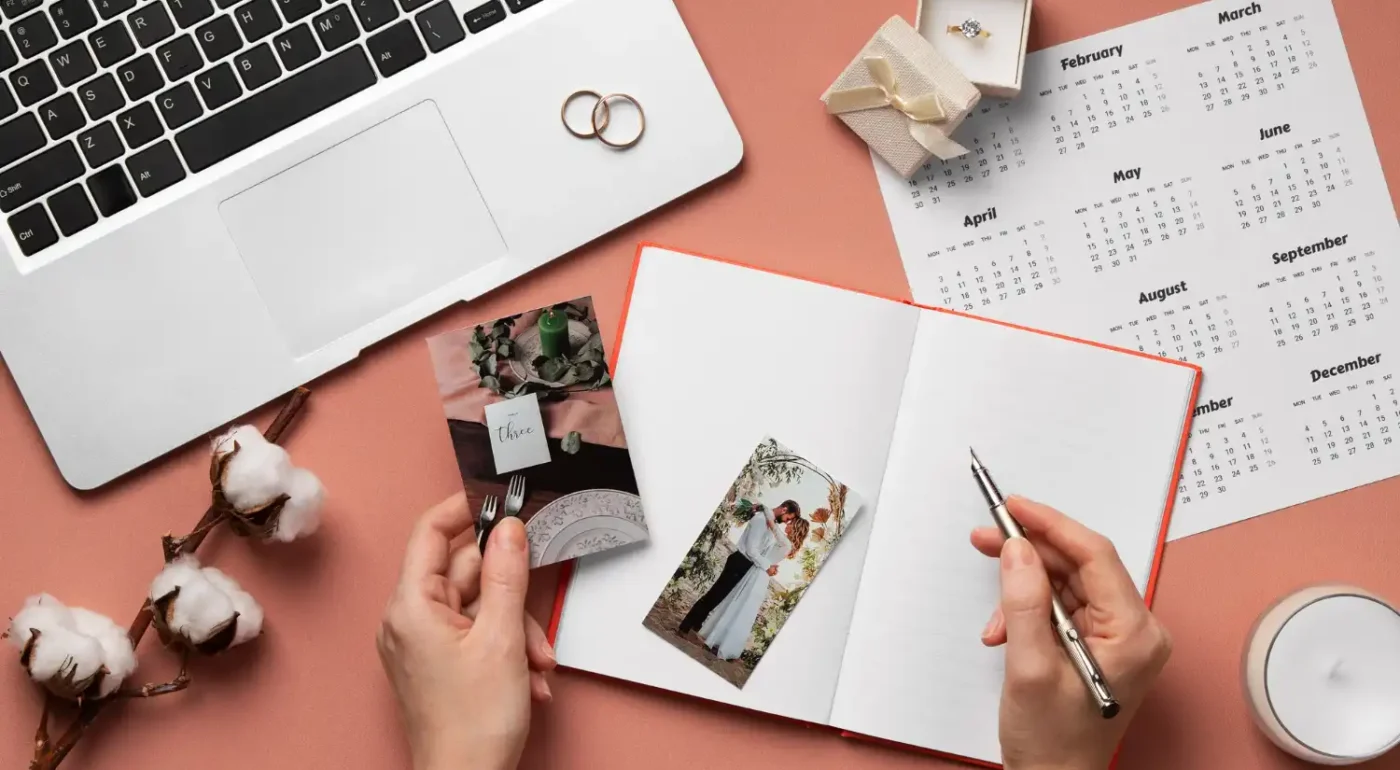 Imagem de planejamento de casamento com celular, calendário, fotos e itens de decoração, destacando os 5 erros ao montar o orçamento e dicas para evitá-los.