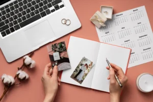 Imagem de planejamento de casamento com celular, calendário, fotos e itens de decoração, destacando os 5 erros ao montar o orçamento e dicas para evitá-los.