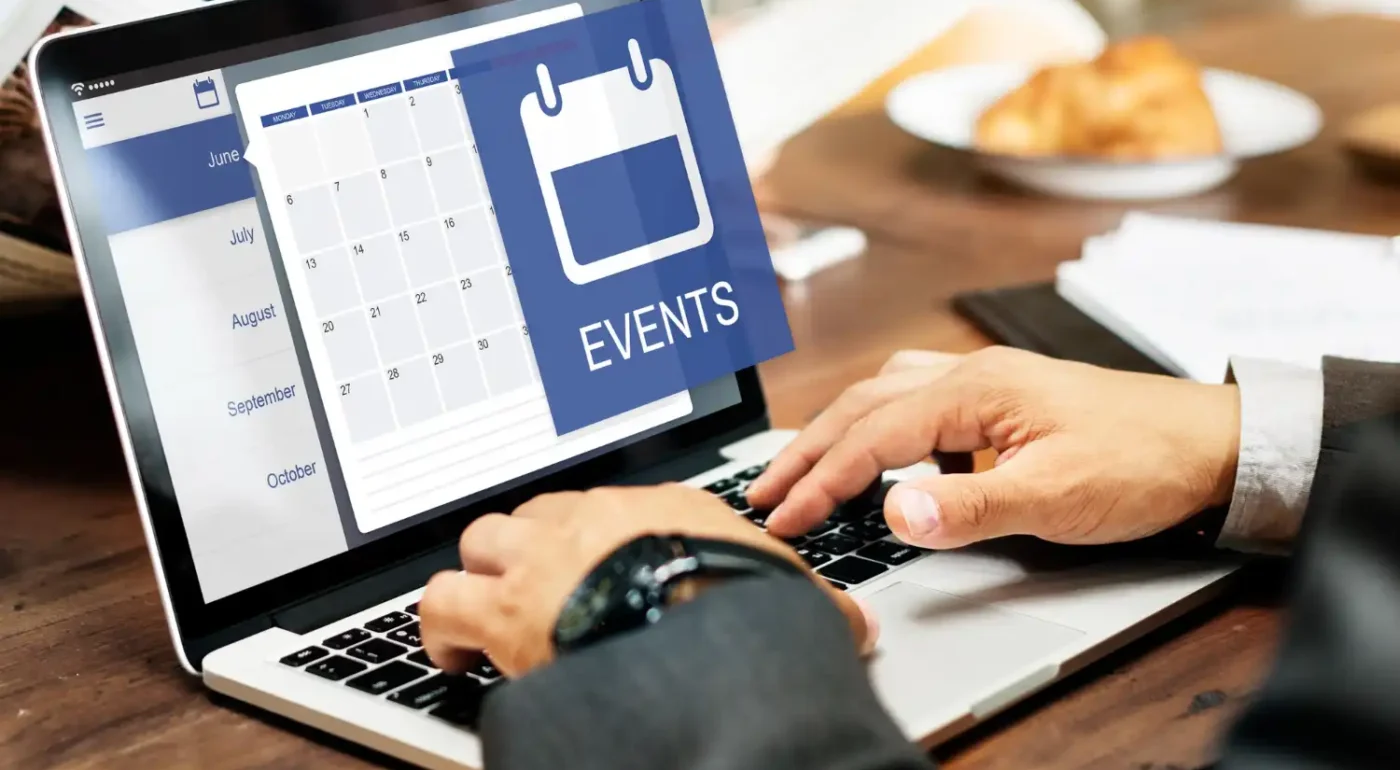 Pessoa planejando uma reserva de emergência para festas, viagens e projetos pessoais usando calendário digital em um laptop.